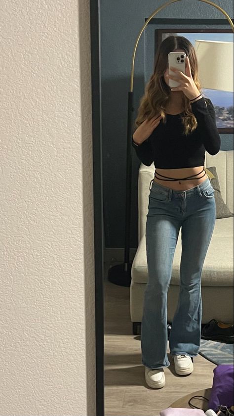 Flared Jeans With Crop Top, Crop Top And Flare Jeans, Black Flare Jeans Outfit, Jeans And Crop Top Outfit, Forces Outfit, Black Flared Jeans, Flare Jeans Outfit, Black Flare Jeans, White Tube Top