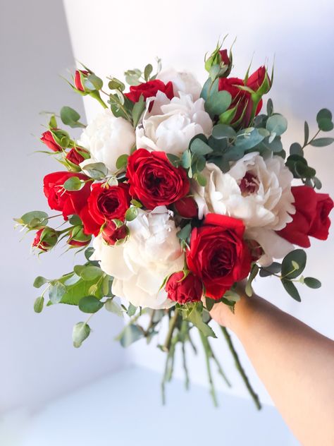 Flowers With Red Dress Bouquets, Red Dress With Bouquet, Red Hoco Flowers Bouquet, Red Hoco Flowers, Red Flowers For Prom, Boquetes Of Flowers Prom Red, Red Homecoming Bouquet, Red Dress Bouquet Prom, Red Prom Dress Bouquet