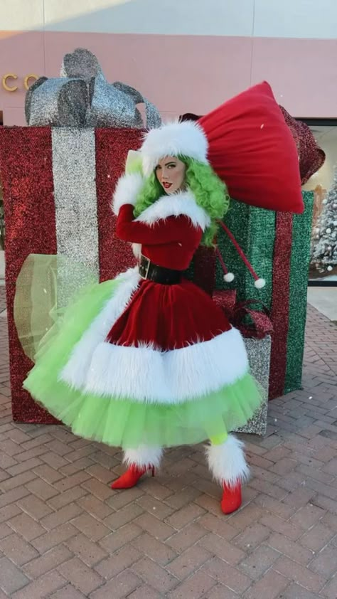 Ugly Sweater Diy Elf Costume, Whoville Costumes, Santa Claus Dress, Grinch Costume, Ugly Christmas Sweater Ideas, Ugly Christmas Sweater Outfit, Christmas Costumes Women, Christmas Sweater Ideas, Origin Of Christmas