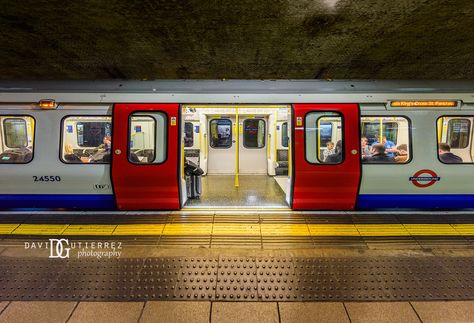 London Underground Artwork, Japan Black And White, Pink Retro Wallpaper, Underground London, London Underground Train, Train Scene, London Artwork, London Underground Tube, Underground Bar