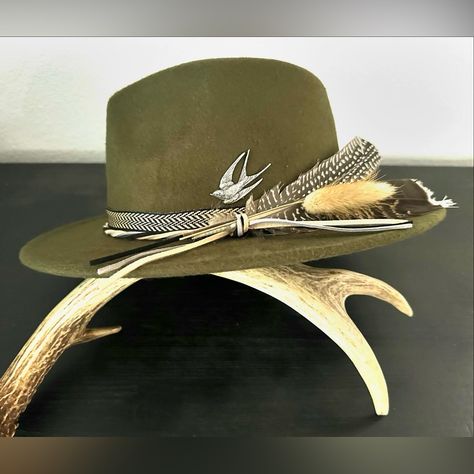 “The Sparrow” Olive Green Custom Felt Fedora By The Welder’s Daughter. Hand Embellished With Leather Lace, Chevron Trim, Feathers & Dried Bunny Tail. Ornate Silver Sparrow Finishes It Off. Has Adjustable Inner Drawstring For Sizing. Comes From A Smoke Free Home. Hat Band Ideas, Custom Fedora, Band Ideas, Felt Fedora, Fancy Hats, Bunny Tail, Head Accessories, Hat Band, Leather Lace