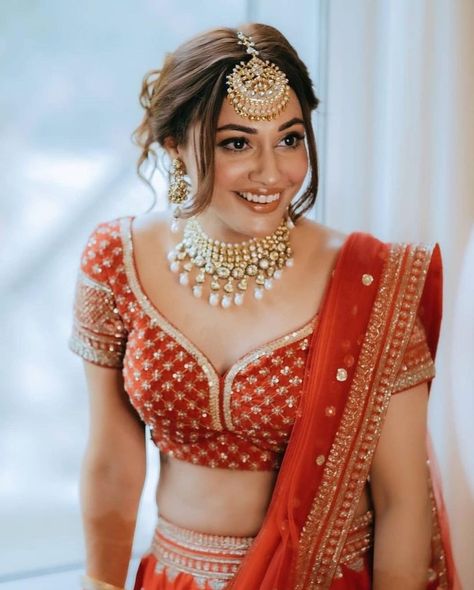 Millennial Bridal Fashion Trends: What’s In and What’s Out Red Blouse Designs, Bride Photoshoot Ideas, Blouse Designs For Lehenga, Red Blouse Design, Lehenga Anarkali, Trendy Outfits Indian, Simple Saree Designs, Best Blouse Designs, Choker Necklace Designs