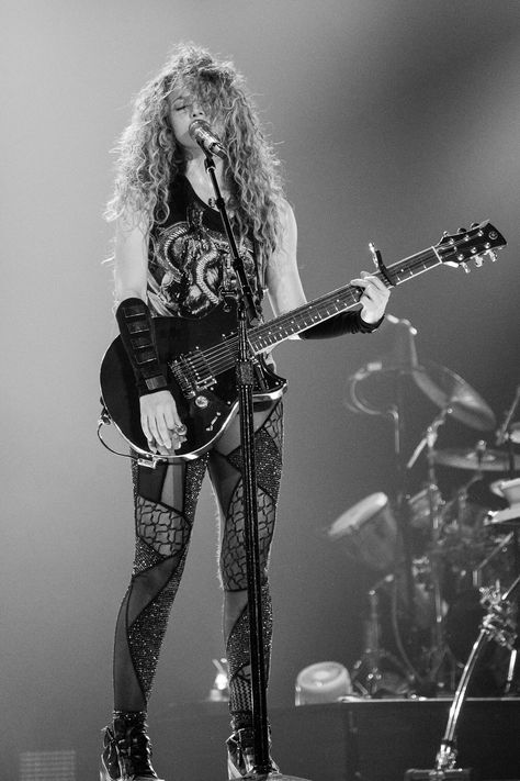 Shakira Inevitable El Dorado World Tour Curling Long Hair, Shakira Concert, Shakira Music, Shakira Style, Kardashian Kylie Jenner, Long Hair Style, Curls For Long Hair, Guitar Girl, Female Guitarist