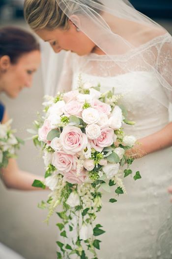 Tear drop design bouquet Wedding Flowers Purple, Wedding Flowers Tulips, Purple Wedding Decorations, Purple Centerpieces, Neutral Wedding Flowers, Simple Wedding Flowers, Wedding Bouquets Bride, Bridal Bouquet Flowers, Purple Wedding Flowers