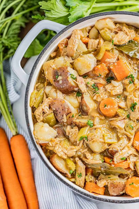 Old Fashioned Chicken Stew, Chicken Stew Stove Top, Chicken Stew Recipe Stove Top, Stew Chicken Recipe Southern, Chicken Stew Crockpot, Chicken Potato Stew, Crock Pot Chicken Stew, Southern Chicken Stew, Crockpot Chicken Stew