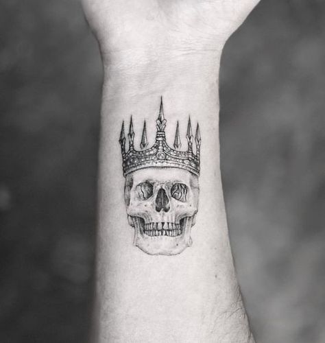 Crown Tattoo Men, Small Skull Tattoo, Tattoo Son, Tattoo Neck, Crown Tattoo Design, K Tattoo, King Tattoos, Crown Tattoo, Skull Tattoos