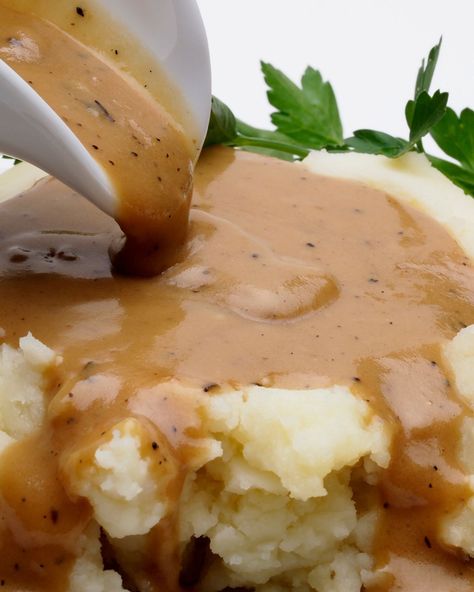 Making gravy from drippings is the ultimate way to add flavor to your dishes. Once you learn how quick and easy it is to do it yourself. You will never do it any other way. Gravy From Scratch, Turkey Gravy Recipe, Potato Gravy, How To Make Gravy, Perfect Mashed Potatoes, Gravy Ingredients, Tomato Gravy, Onion Sauce, Homemade Gravy