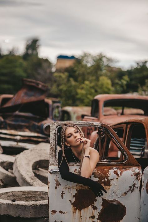 Scrap Yard Photoshoot, Junk Yard Photoshoot, Junkyard Photoshoot Ideas, Junk Yard Photo Shoot, Gangster Photoshoot, Yard Photoshoot, Junkyard Photoshoot, Female Modeling Poses, Steampunk Photography