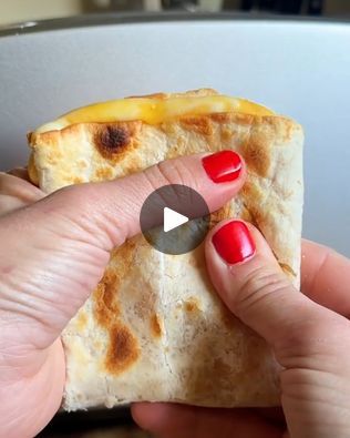 Tortilla cheese toastie hack | Upgrading my girl dinner to this today 😋 🧀 | By TylaFacebook Toaster Quesadilla, Toaster Tortilla, Fast Appetizers Easy, Tortilla Hack, Chicke Recipes, Midday Snack, Gym Food, Quick Snack, Mexican Food Recipes Easy