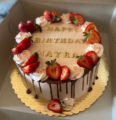 Guy Cake Design, Strawberry Birthday Cake For Man, Elegant Strawberry Cake, Strawberry Cake For Men, Birthday Cake Strawberry Decoration, Birthday Cake Simple Aesthetic, Strawberry Cake Ideas Decorating, Fresh Cream Cake Decoration, Simple Cakes Birthday