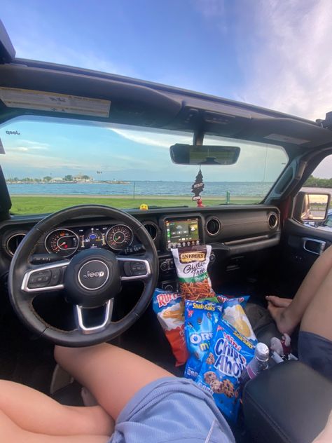 Jeep Wrangler Date Ideas, Jeep Travel Aesthetic, Driving Aesthetic Jeep, Jeep Organization Ideas, Jeep Car Accessories, Cute Jeep Interior, Keep Wrangler Accessories, Jeep Interior Aesthetic, Jeep Wrangler Accessories Interiors