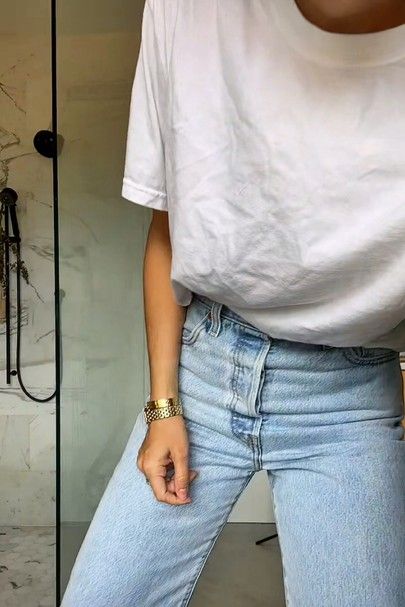 Jeans And T Shirt Outfit 2023, White Tee Blue Jeans Outfit, White Tshirt Blue Jeans Outfit Women, Jeans And White Tshirt Outfit, Jeans And A White Shirt, Plain White T Shirt Outfit Aesthetic, Jeans Ans T Shirt Outfit, Basic White Shirt Outfit, Plain White Shirt And Jeans Outfit