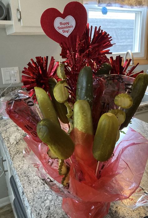 Pickle Bar Wedding, Pickle Bouquet, Pickles Aesthetic, Pickle Cake, Pickle Snacks, Pickle Picture, Pickle Gifts, Food Therapy, Yummy Comfort Food