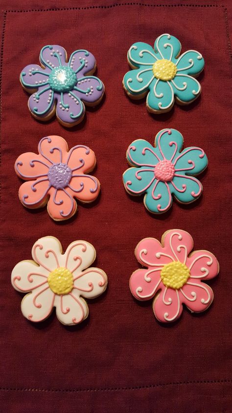 Flower cookies Easter Flower Cookies, Spring Flower Cookies, Easter Sugar Cookies Decorated, Summer Sugar Cookies, Flower Sugar Cookies, Easter Sugar Cookies, Easter Flower, Sugar Cookie Royal Icing, Cookie Bouquet