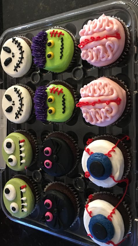 Halloween Cupcake Box Ideas, Halloween Birthday Cupcakes For Adults, Halloween Cupcake Aesthetic, Halloween Baking Decorations, Halloween Deserts Cupcakes, Halloween Cupcakes Decoration Scary, Cute Halloween Cupcake Ideas Easy, Frankinstine Cupcakes, Halloween Treats Cupcakes