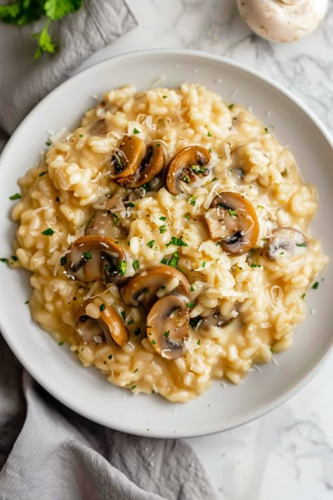 Cheesy Mushroom Risotto, Mushroom Risotto Aesthetic, Rissoto Plating Ideas, Risotto With Mushrooms, Mushroom Rissoto Recipe, Rissoto Recipes Vegetable, Risotto Mushroom, Mushroom Meals, Creamy Mushroom Risotto