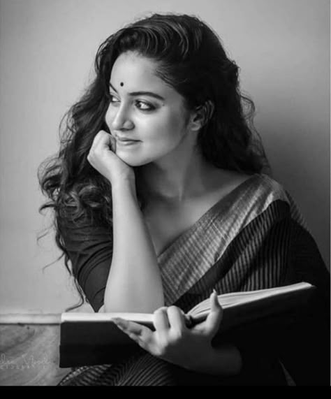 Black And White Portrait, Saree Poses, Vintage Photoshoot, Portrait Photography Women, Self Portrait Photography, Indian Photoshoot, White Portrait, Self Portrait Poses, Saree Photoshoot