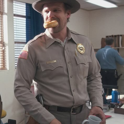 David Harbor, Hopper Stranger Things, Jim Hopper, David Harbour, Stranger Things Kids, Stranger Things Aesthetic, Film Tv, Movies Showing, Canada Goose Jackets