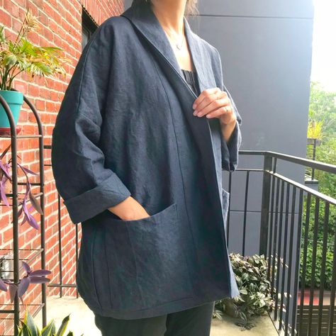 A sewing pattern review for Wiksten Women's Kimono Jacket. Pattern reviews help sewers choose the right patten so that they have success with their sewing projects. Kimono Jacket Outfit, Kimono Jacket Sewing Pattern, Wiksten Haori, Kimono Jacket Pattern, Kimono Sewing Pattern, Diy Kimono, Japanese Jacket, Japanese Sewing Patterns, Kimono Style Jacket