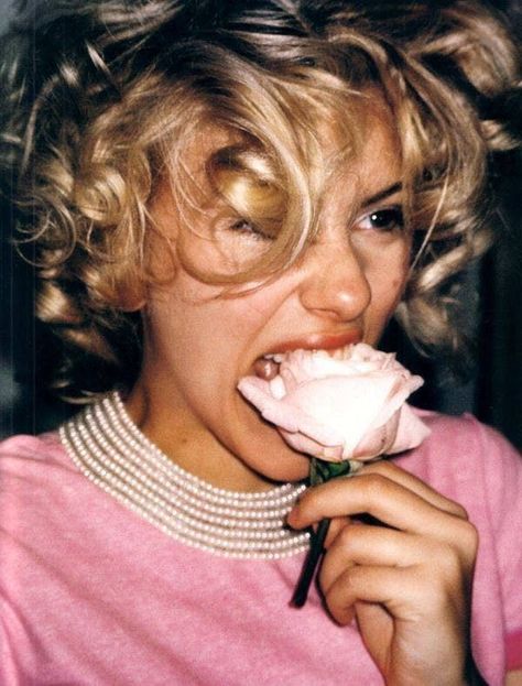 The Best Photos Of Marilyn Monroe.....That Aren't Marilyn Monroe Photos Rares, Engelberg, Julie Christie, Jane Russell, Joe Dimaggio, Mae West, Gene Kelly, Mario Testino, Marilyn Monroe Photos