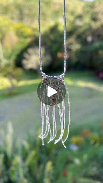 Osana Barreto | Macramê on Instagram: "Você vai amar fazer esse colar de macramê!
Material:
-1 cordão de 1 m ( base do cordão)
-6 cordões de 90 cm
-1 bolinha de madeira

Eu usei cordão de algodão de 3mm, mas você pode usar a linha que tiver na sua casa.👍" Macrame Colar, Macrame, On Instagram, Instagram, Macramé