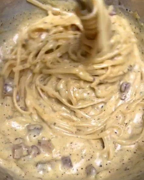 2.7M views · 31K reactions | The perfect way to make creamy carbonara | The perfect way to make traditional, creamy carbonara 😋 | By LADbible | Facebook