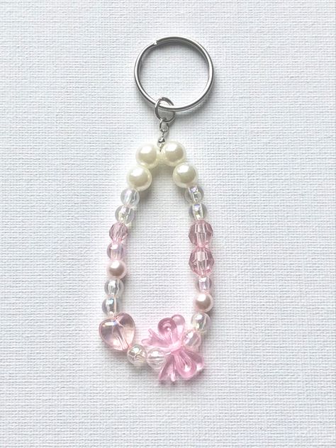 #cute #aesthetic #keychain #diy Kalung Manik Aesthetic, Aesthetic Keychain Diy, Keychain Aesthetic Diy, Gantungan Hp Manik-manik, Bag Keychain Aesthetic, Key Chains Aesthetic, Aesthetic Keychain, Chains Aesthetic, Pink Keychain