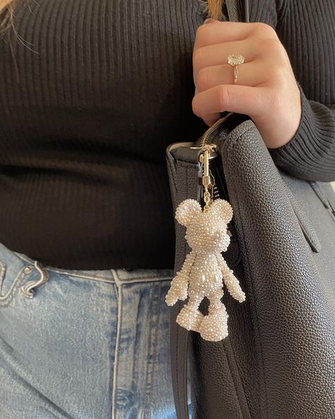 Disney World Accessories, Stylish Jeans Outfit, Disney Ootd, Minnie Mouse Bag, Disney Keychain, Key Decorations, Disney World Vacation Planning, Disneyland Outfits, Disney Charms