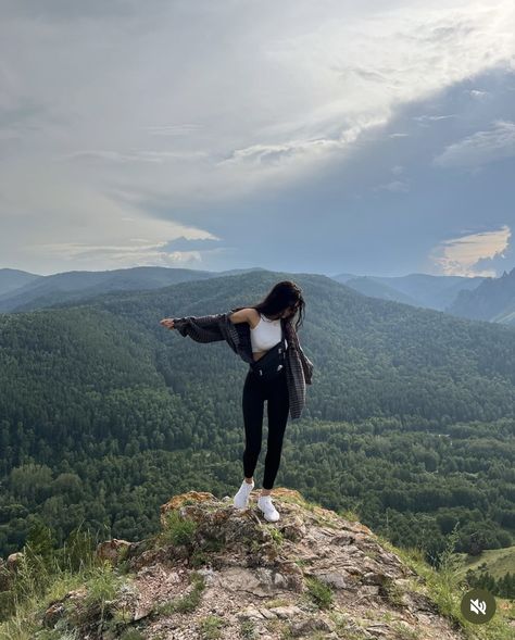 Girls Trip Mountains Aesthetic, Outfit Mountain Trip, Mountain Travel Aesthetic, Pose In Mountain, Poses In Mountains, Hill Station Photography Ideas, Mountain Girl Outfits, Mountain Aesthetic Outfit, Mountain Photo Ideas Instagram