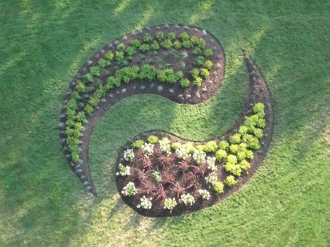 What a cute idea for a design Labyrinth Garden, Yoga Garden, Meditation Garden, Stable Door, Ying Yang, Garden Layout, Gardening For Beginners, Zen Garden, Japanese Garden