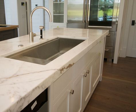 Distinctive Granite and Marble Beige Quartz Countertops, Quartz Countertop Kitchen, Kitchen Countertop Trends, Quartzite Countertops Kitchen, Gold Granite Countertops, Black Quartz Countertops, Granite Kitchen Counters, Kitchen 2021, Gold Veins