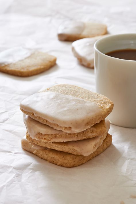 Chai Shortbread, Chai Spice Recipe, Spiced Shortbread, Basic Cookies, Brownies Cookies, Custard Recipes, Coffee Cookies, Shortbread Recipes, Sweet Recipes Desserts