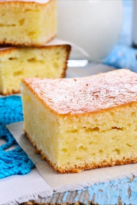 Dieser saftige Biskuitkuchen mit Kefir ist ganz leicht und unkompliziert zubereitet. Von dem klassischen Rezept unterscheidet er sich dadurch, dass keine Eier verwendet werden. Zart und saftig ist dieser Kuchen wirklich köstlich. Die Zutaten müssen nur miteinander verrührt und dann in die Backform gegeben werden. Knapp eine halbe Stunde später ist der Kuchen fertig und kann zum Tee oder Kaffee serviert werden. Kefir, Vanilla Cake, Cornbread, Vanilla, Dessert, Cake, Ethnic Recipes