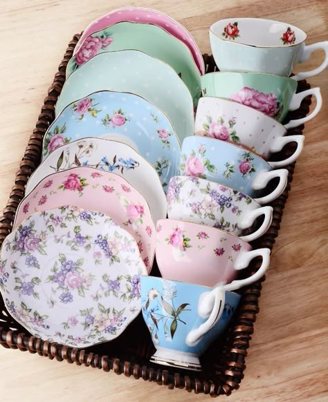 طقم شاي, English Afternoon Tea, English Tea Set, Crockery Set, Afternoon Tea Set, Idee Cricut, Bone China Tea Set, Pretty Tea Cups, China Tea Sets