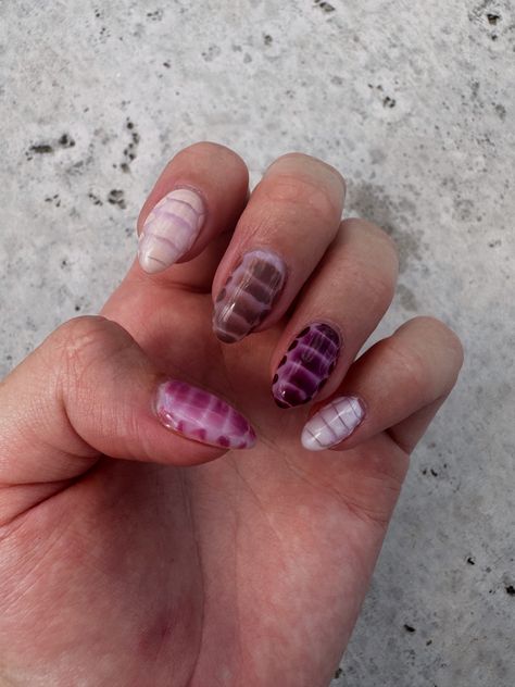 Fall nail designs Fall Trend Nails 2024, Fall Snake Nails, Neutral Blooming Gel Nails, Intermediate Nail Art, Nail Gel X Ideas, Fall Snake Skin Nails, Fall Nails Almond Design, Almond Blooming Gel Nails, Almond Nails Trendy 2024