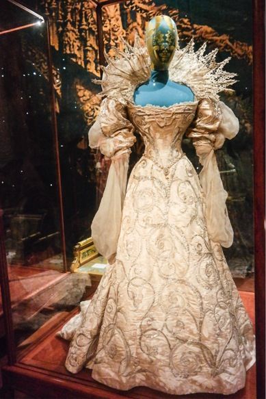 Eccentric Dress, Duke Of Devonshire, Daisy Lowe, Chatsworth House, Trip To London, Luxury Estate, Weird Fashion, Fantasy Gowns, Fairytale Dress