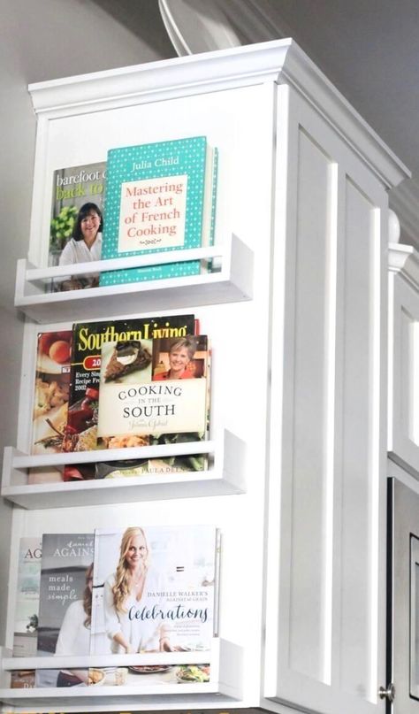 Dress up the end cabinet of your kitchen with some custom book racks. Custom wooden racks fabricated and attached to the end cabinet makes for a nice display of your favorite cook books. Clutter Free Kitchen, Interior Simple, Kitchen Design Diy, Diy Kitchen Renovation, Kitchen Organization Diy, Diy Kitchen Remodel, Interior Vintage, Interior Minimalista, Diy Kitchen Storage