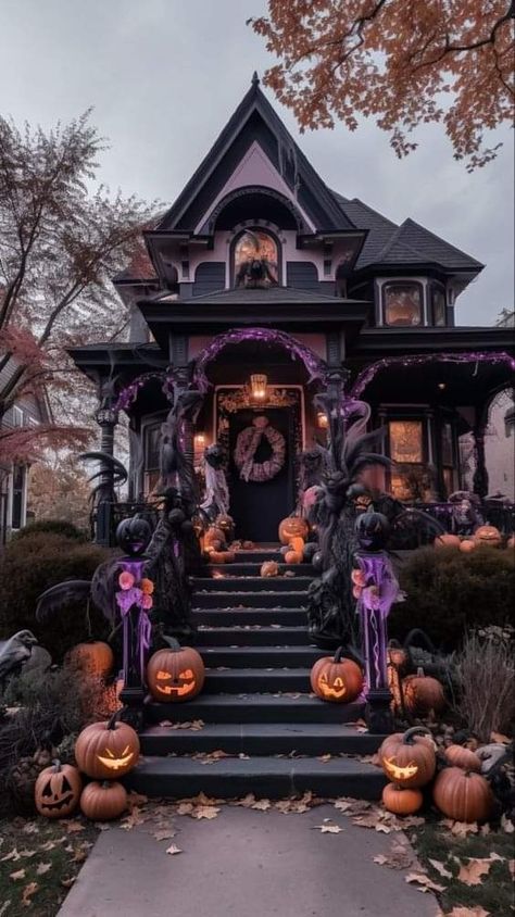 Decorated Houses For Halloween, Extravagant Halloween Decorations, Witch House Exterior Halloween, Halloween Decorations Aesthetic Outside, Halloween House Outdoor, Bright Halloween Aesthetic, Classic Outdoor Halloween Decorations, Halloween House Themes, Traditional Halloween Decor Outdoor