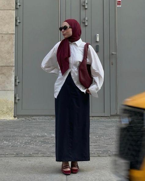 burgundy & blue combo >> 🫐🍇 Modest Burgundy Dress, Hijabi Cool Outfits, Burgundy Hijab Outfit, Burgundy Red Outfit, Cool Hijabi Outfits, Red Hijab Outfit, Dress Hijab Outfit, Hijabi Street Style, Red Black Outfit