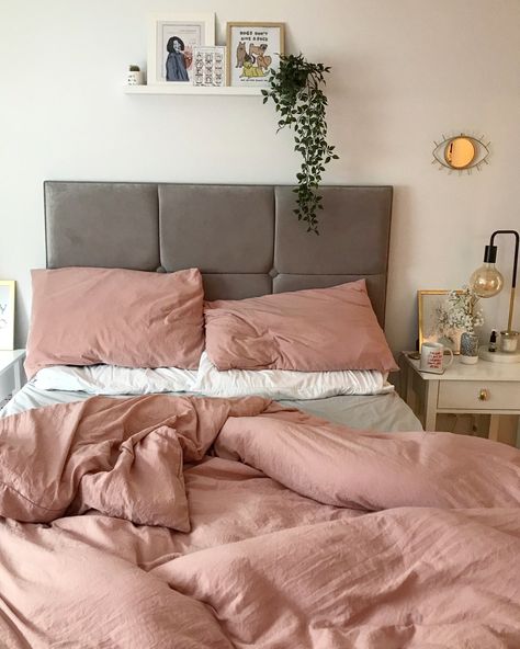 Pink and grey boho bedroom with plants Dusty Pink And Grey Bedroom Ideas, Pink Grey And White Room Ideas, Pink And Gray Bedroom Aesthetic, Pink Grey And Brown Bedroom, Room Decor Bedroom Pink And Grey, Grey Bed With Pink Bedding, Bedroom Inspirations Light Pink, Pink White Brown Bedroom, Pink Gray And Gold Bedroom