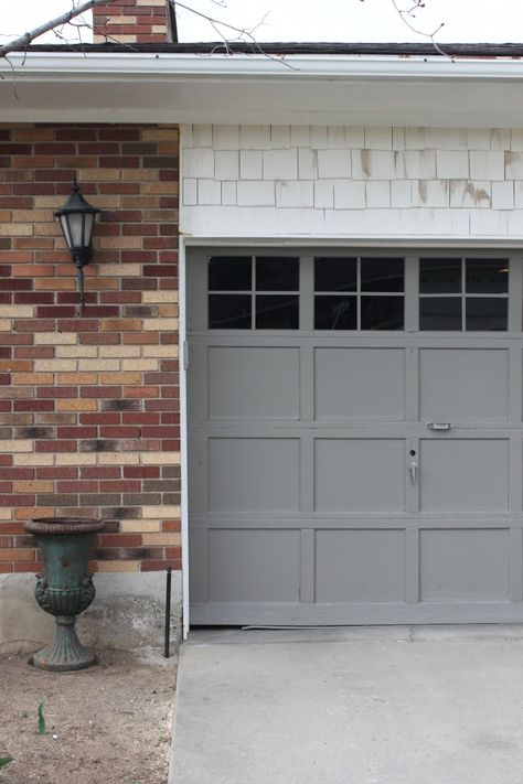 just by Adding trim to your garage door. I think adding beadboard in the panels also would look great... Garage Door Makeover Before And After, Garage Door Trim Ideas, Black Front Door Decor, Garage Carriage Doors, Door Trim Ideas, Garage Door Update, Carriage Style Garage, Cheap Garage Doors, Window Makeover