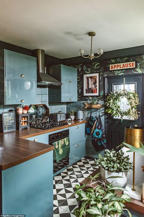 Mother-of-three reveals how she took her Victorian house from drab to stunning on a budget Interior Design Per La Casa, Eclectic Kitchen, Dark Home Decor, Eclectic Home, Dream House Decor, Counter Top, Home Decor Tips, Dream Home Design, Home Decor Kitchen