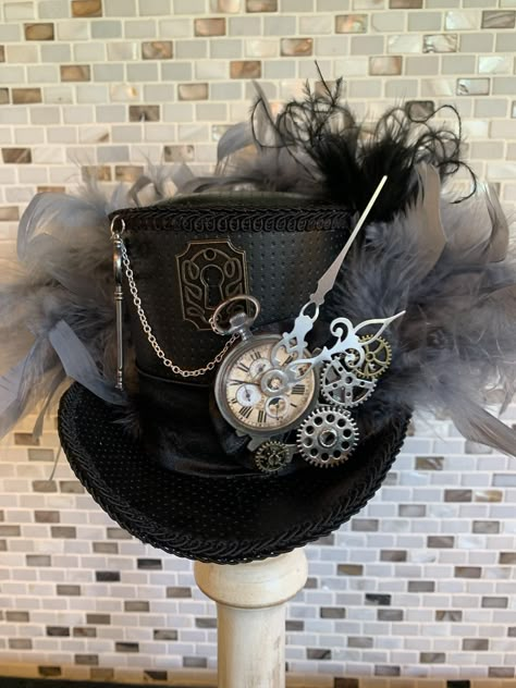 Key And Keyhole, Burgundy Fascinator, Moda Steampunk, Black Steampunk, Costume Carnaval, Steampunk Aesthetic, Steampunk Top Hat, Steampunk Halloween, Steampunk Crafts