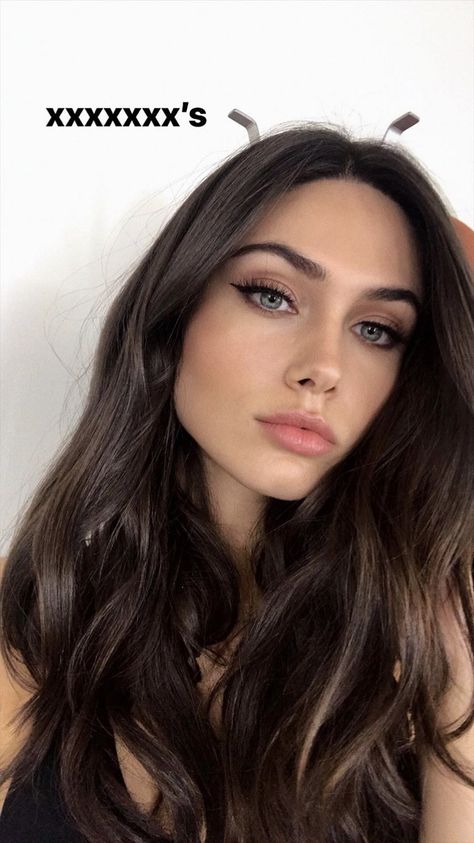 Brown Hair And Grey Eyes, Grey Eyes, Foto Art, Looks Vintage, Dark Hair, Pretty Face, Green Eyes, Hair Goals, Makeup Inspiration