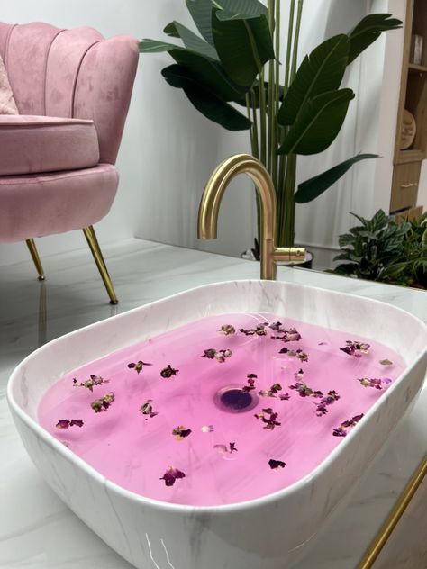 pedicure spa Fish Pedicure Spas, Gelish Pie, Pedicure Bowl Ideas, Jelly Pedi Spa, Pedicure Spa Ideas, Pedi Station, Pedicure Pictures, Manicure Pictures, Pink Pedicure