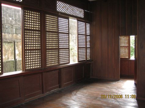 Capiz Window, Old Filipino Houses Exterior, Classic Filipino House, Filipino Ancestral House, Old Filipino House Window, Pre Colonial Philippines Architecture, Filipino Interior Design, Small House Design Kerala, Philippine Architecture