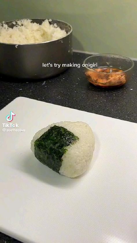 Infographic Aesthetic, Onigiri Recipe, Food Cafe, Food Infographic, Makanan Diet, Eating Food, Sweet Snacks Recipes, Food Drinks Dessert, Delicious Snacks Recipes