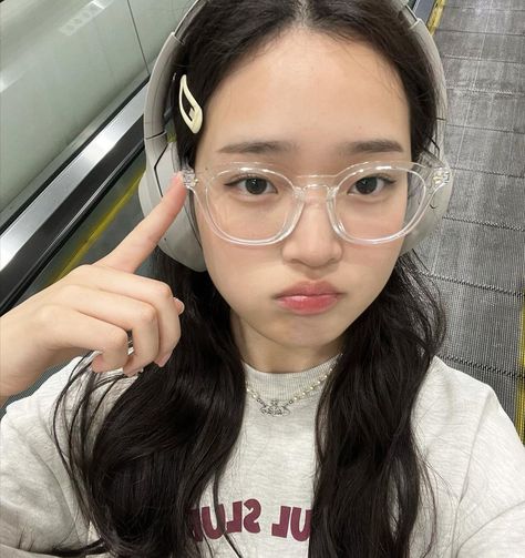 Acubi Style, Cute Headphones, Perfect Selfie, Trendy Glasses, Cream Aesthetic, Training Clothes, Really Cute Outfits, I Love Girls, Just Girl Things