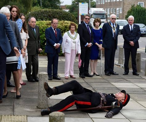 Prince William helps up pensioner who fell in front of him as Kate watches on Mental Health Campaigns, Düşes Kate, Herzogin Von Cambridge, Kate Middleton Prince William, British Royal Families, Prince William And Catherine, William Kate, Duchess Catherine, Princesa Diana