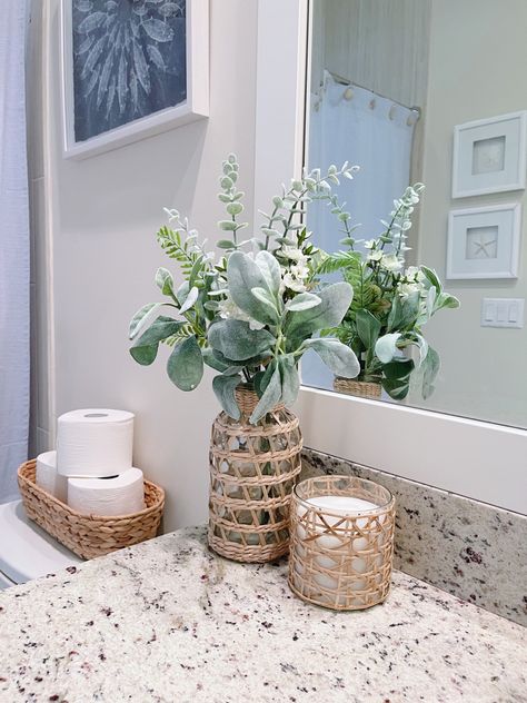 Beachy Bathroom Ideas Coastal Style, Beachy Bathroom Decor, Coastal Style Bathroom, Ocean Bathroom Decor, Counter Decor Ideas, Bathroom Counter Decor Ideas, Light Blue Bathroom, Coastal Bathroom Decor, Beachy Bathroom